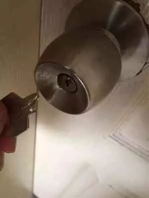 The key broke off in the hole, but don't worry! The locksmith has 3 easy-peasy methods that even the most clueless person can learn.